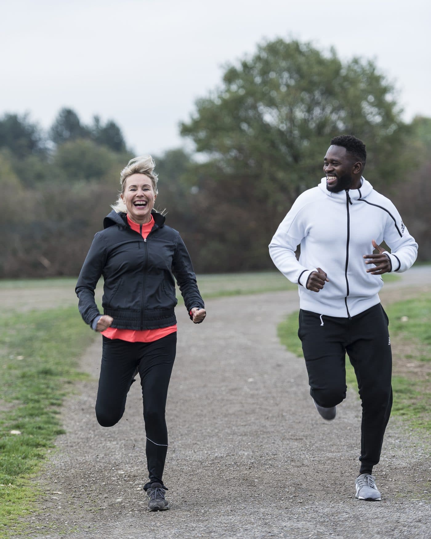 Max Seck beim Lauftraining mit einer Kundin